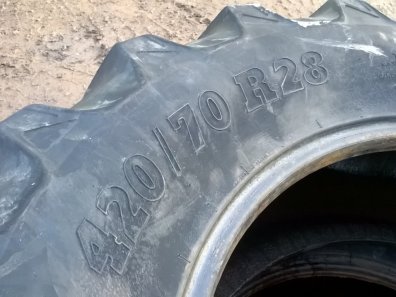 2x 520/70/38 35% + 2x 420/70/28 20% Pirelli tyres