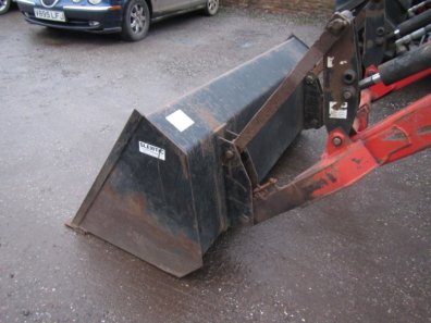 Massey Ferguson 880 loader, brackets to fit a MF390, bucket