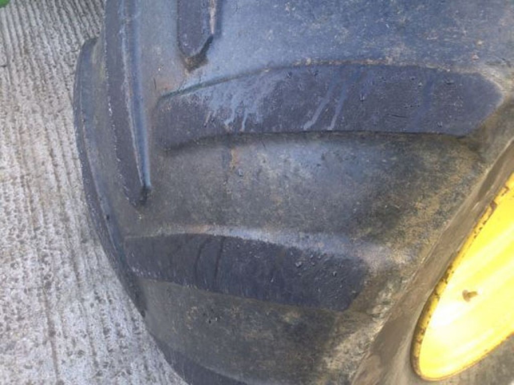 Michelin tyres, 2x 710/55/30, 10% tread, John Deere rims, 2x 900/50/42, 25% tread, John Deere outer rim only