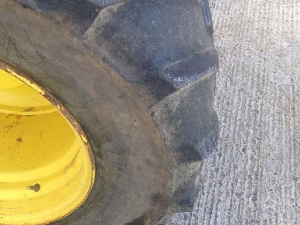 Michelin tyres, 2x 710/55/30, 10% tread, John Deere rims, 2x 900/50/42, 25% tread, John Deere outer rim only