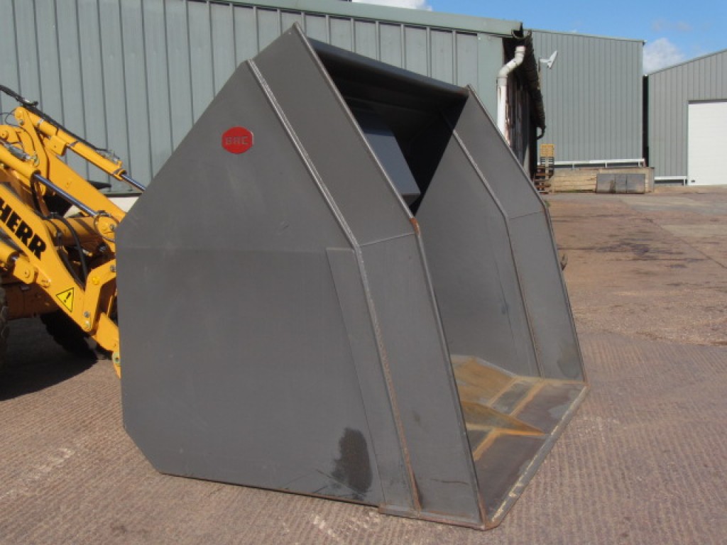Caulklett high tip grain bucket with Volvo brackets