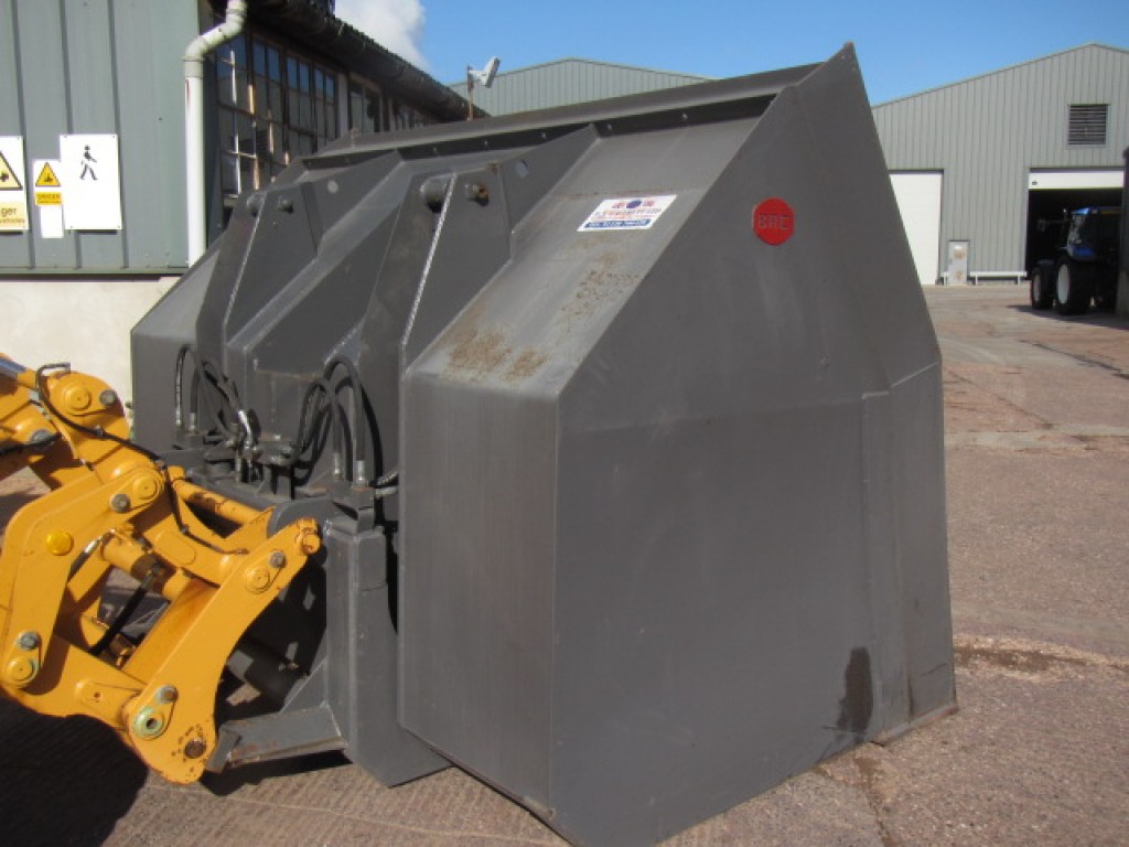 Caulklett high tip grain bucket with Volvo brackets