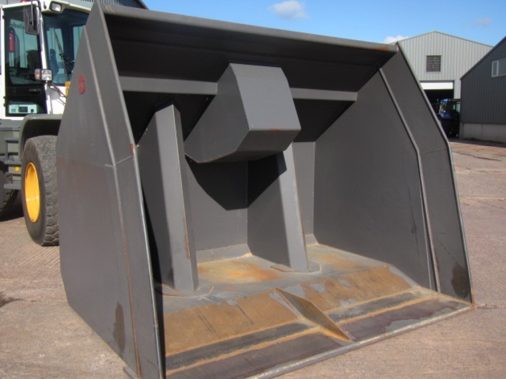 Caulklett high tip grain bucket with Volvo brackets