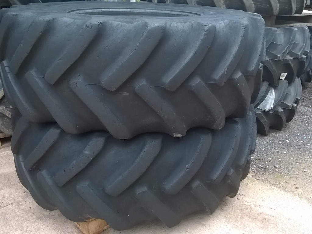 2x Goodyear 650/75/32 tyres