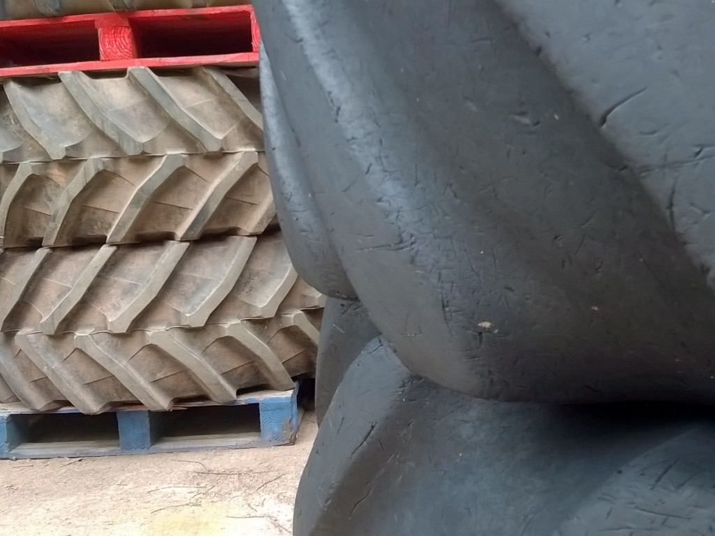 2x Goodyear 650/75/32 tyres