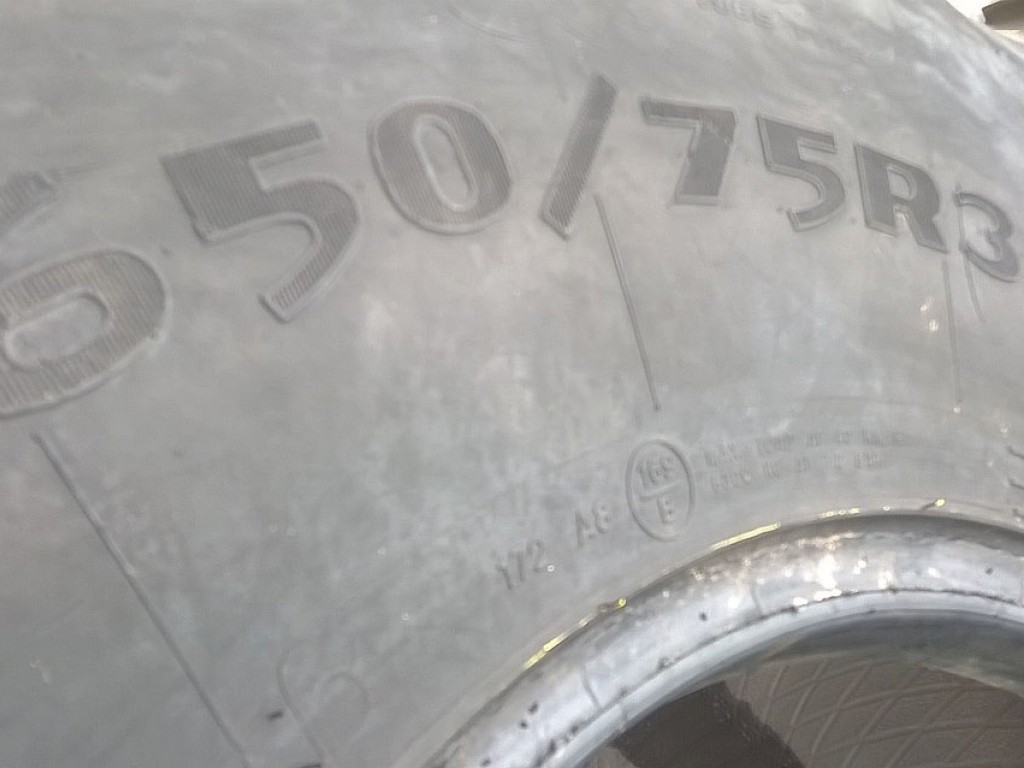 2x Goodyear 650/75/32 tyres