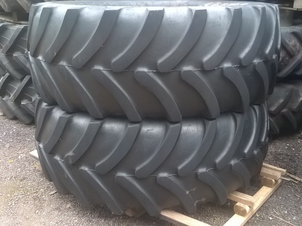 2x 650/65/38 35% Firestone tyres