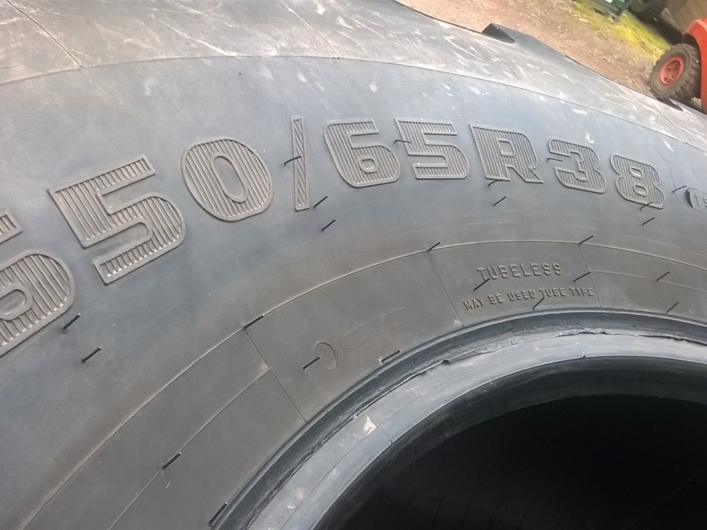 2x 650/65/38 35% Firestone tyres