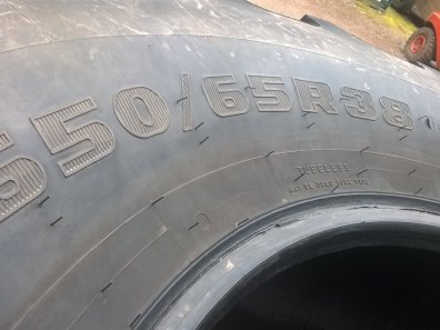 2x 650/65/38 35% Firestone tyres