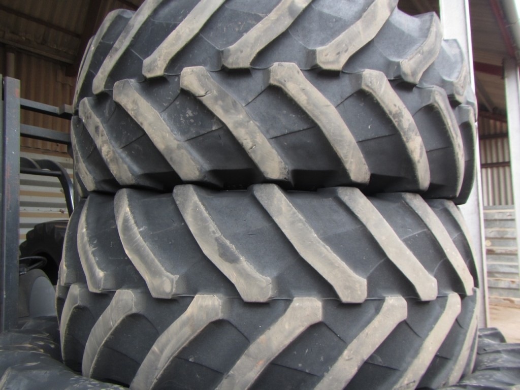 Trelleborg  2x 650/65/42 + 2x 540/65/30, 30-35% tread left