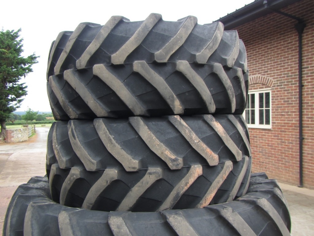 Trelleborg  2x 650/65/42 + 2x 540/65/30, 30-35% tread left