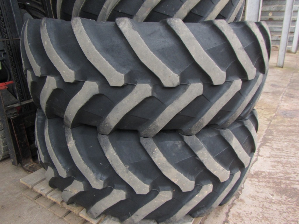 Trelleborg  2x 650/65/42 + 2x 540/65/30, 30-35% tread left