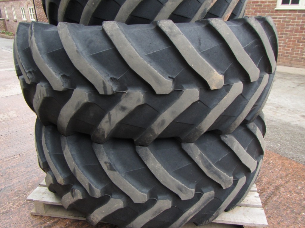 Trelleborg  2x 650/65/42 + 2x 540/65/30, 30-35% tread left