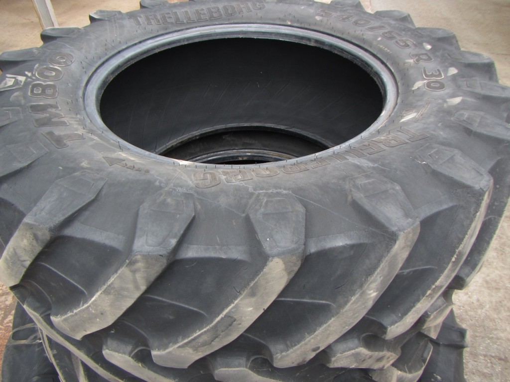 Trelleborg  2x 650/65/42 + 2x 540/65/30, 30-35% tread left