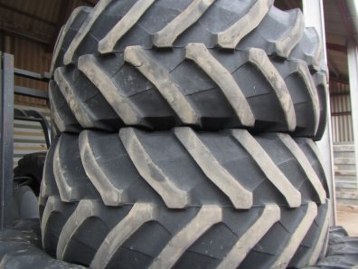 Trelleborg  2x 650/65/42 + 2x 540/65/30, 30-35% tread left