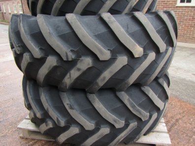 Trelleborg  2x 650/65/42 + 2x 540/65/30, 30-35% tread left