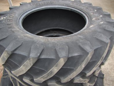 Trelleborg  2x 650/65/42 + 2x 540/65/30, 30-35% tread left