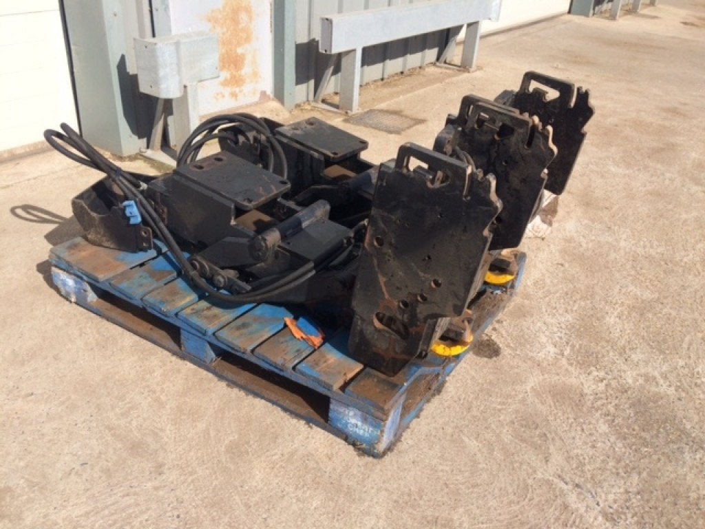 New Holland pickup hitches in stock, to fit T8 Series tractors, very little use