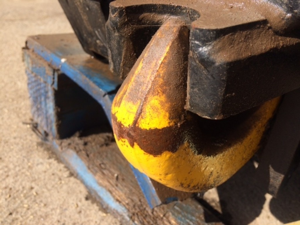 New Holland pickup hitches in stock, to fit T8 Series tractors, very little use