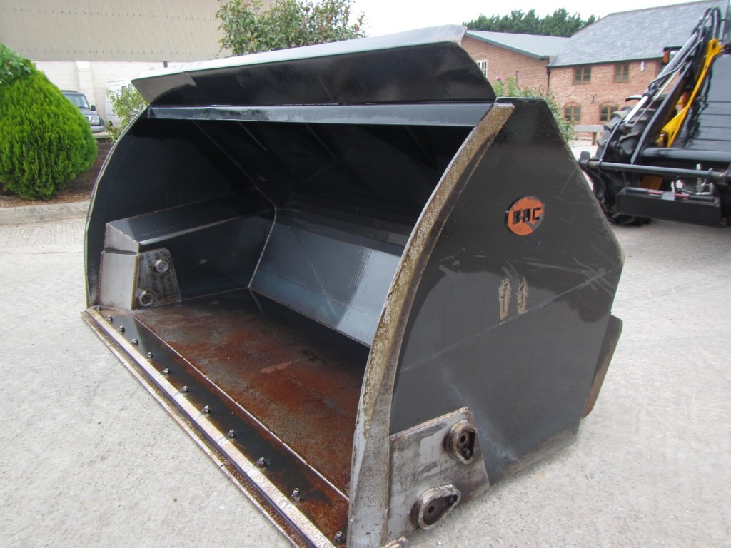 BAC high tip bucket, 2014, very little work
