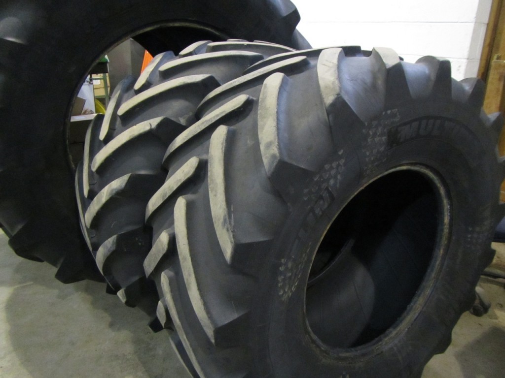 2x 600/65/38 + 2x 540/65/24 Michelin tyres