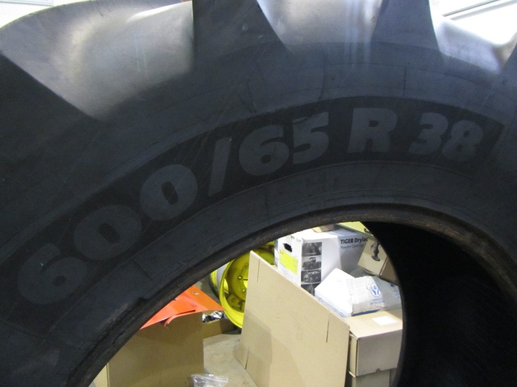 2x 600/65/38 + 2x 540/65/24 Michelin tyres
