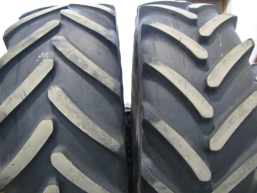 2x 600/65/38 + 2x 540/65/24 Michelin tyres