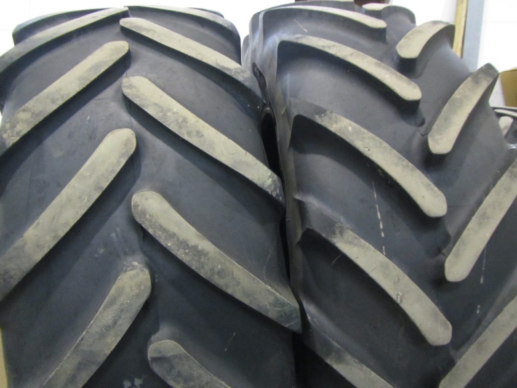 2x 600/65/38 + 2x 540/65/24 Michelin tyres