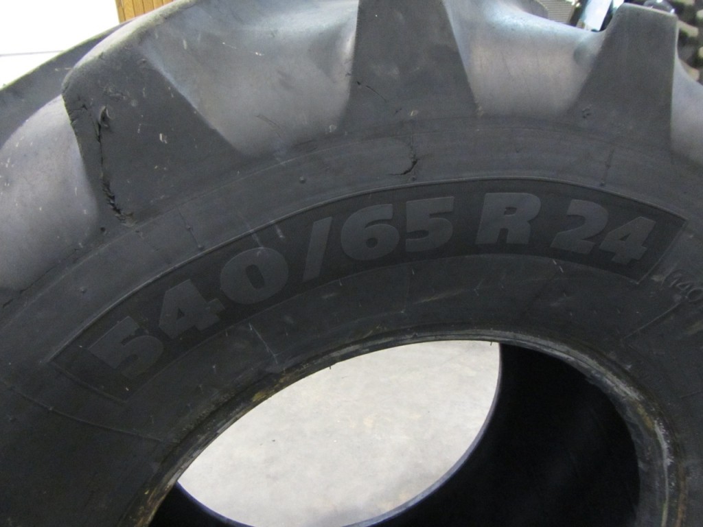 2x 600/65/38 + 2x 540/65/24 Michelin tyres