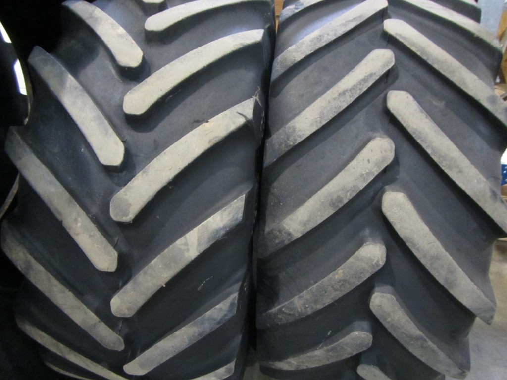 2x 600/65/38 + 2x 540/65/24 Michelin tyres