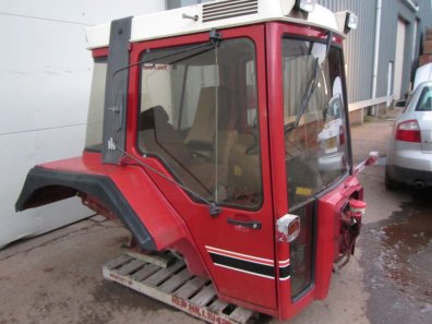 International cab from a tractor that had only done 1,900 hours, this cab is in very nice condition