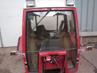 International cab from a tractor that had only done 1,900 hours, this cab is in very nice condition