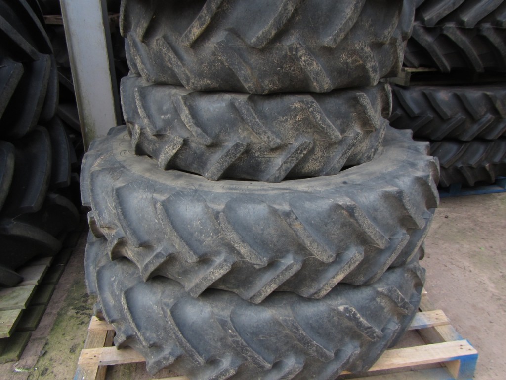 13.6/38 60% + 12.4/24 35% Goodyear Super Traction Radial tyres, fitted to New Holland wheels to fit NH TS110