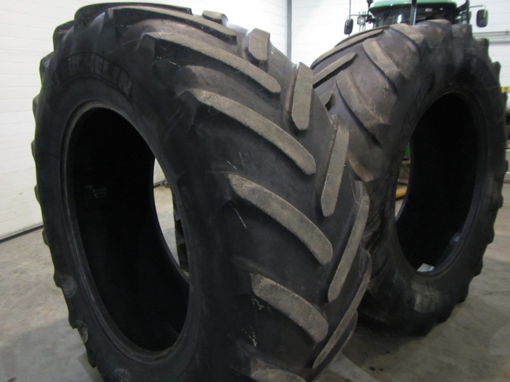 2x 650/65/42 + 2x 540/65/30 Michelin tyres 25%