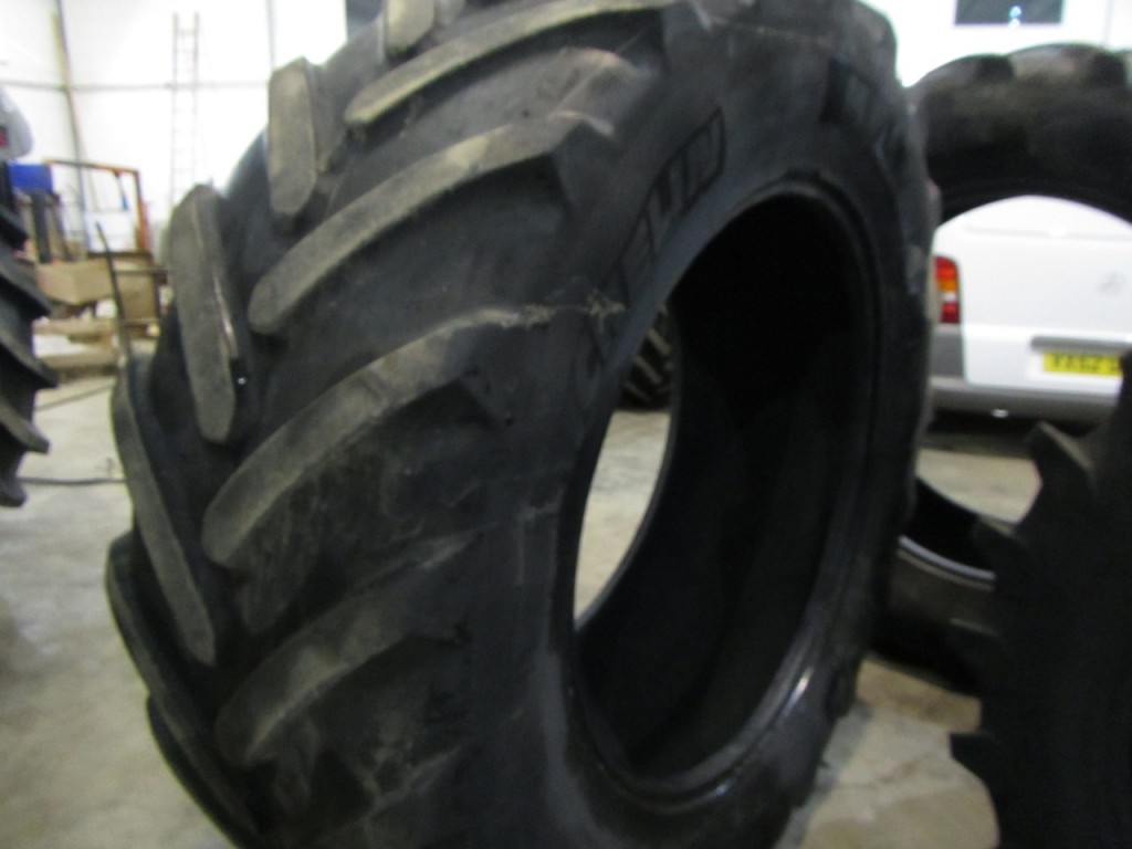 2x 650/65/42 + 2x 540/65/30 Michelin tyres 25%