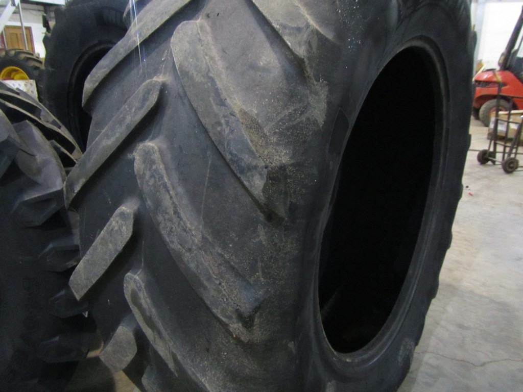 2x 650/65/42 + 2x 540/65/30 Michelin tyres 25%