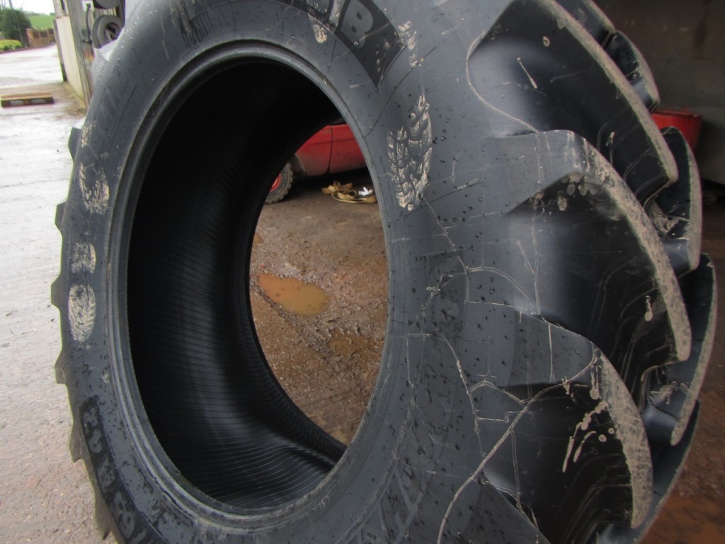 1x 650/65/42 Michelin tyre 95%