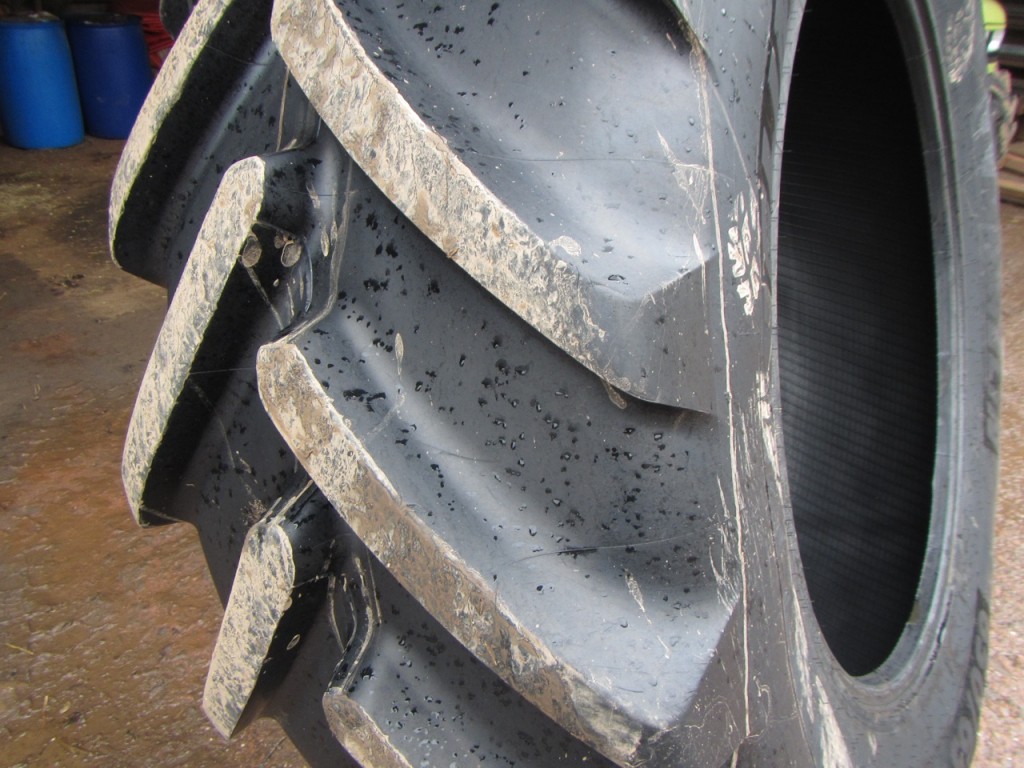 1x 650/65/42 Michelin tyre 95%