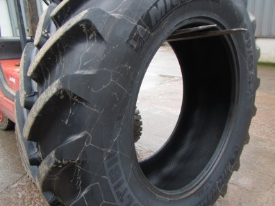1x 650/65/42 Michelin tyre 95%