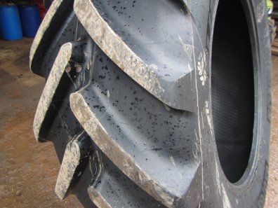 1x 650/65/42 Michelin tyre 95%