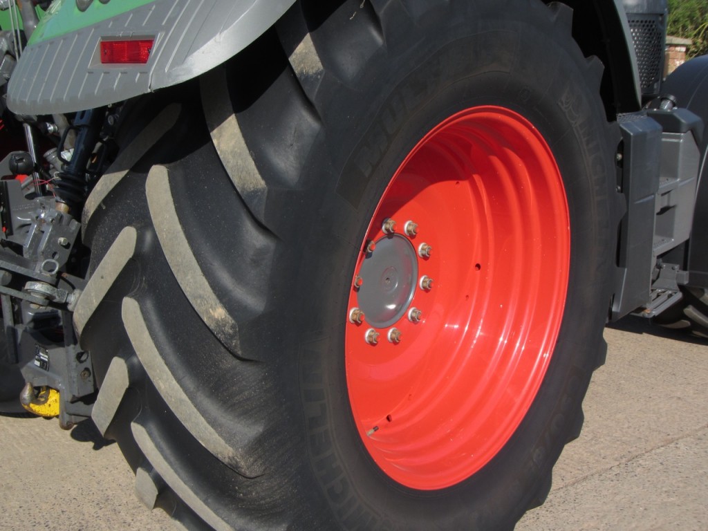 2x 650/65/38 40% + 540/65/28 50% Michelin tyres, fitted to Fendt wheels
