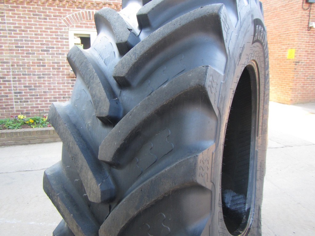 1x 710/75/42 BKT tyre 90%