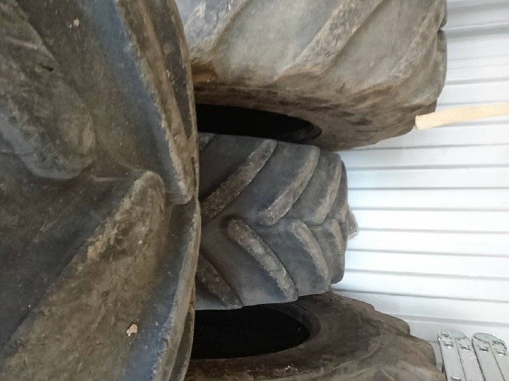 2x 650/85/38 + 2x 600/65/34 Michelin tyres 40%