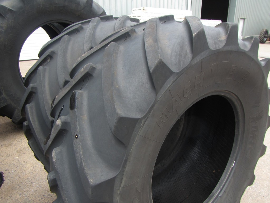2x Michelin 600/70/30 MACH X BIB 40% tyres