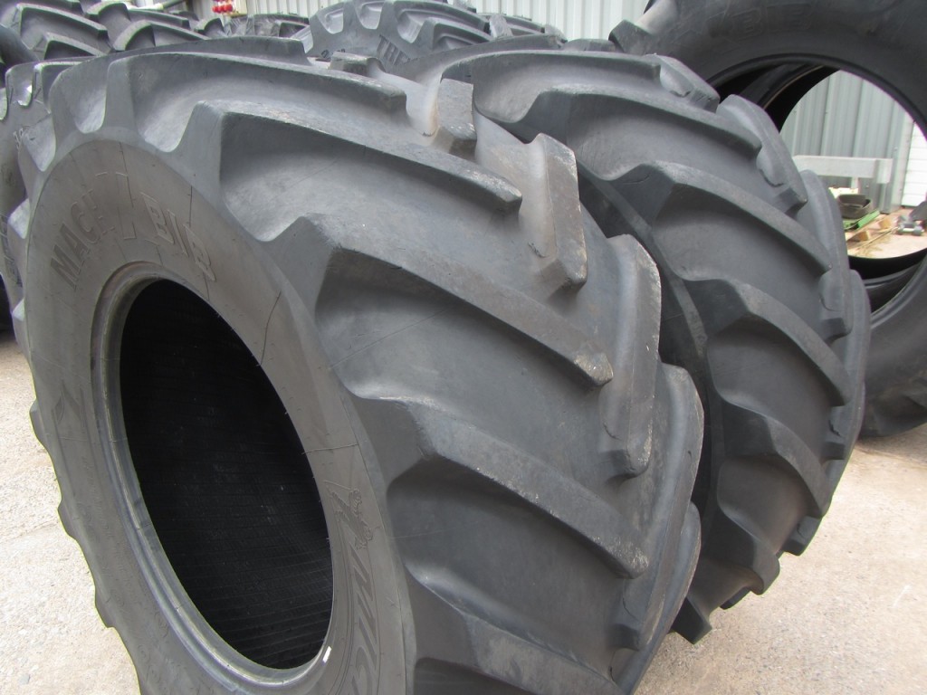 2x Michelin 600/70/30 MACH X BIB 40% tyres