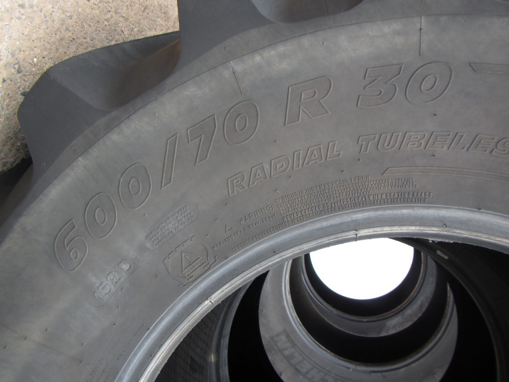 2x Michelin 600/70/30 MACH X BIB 40% tyres