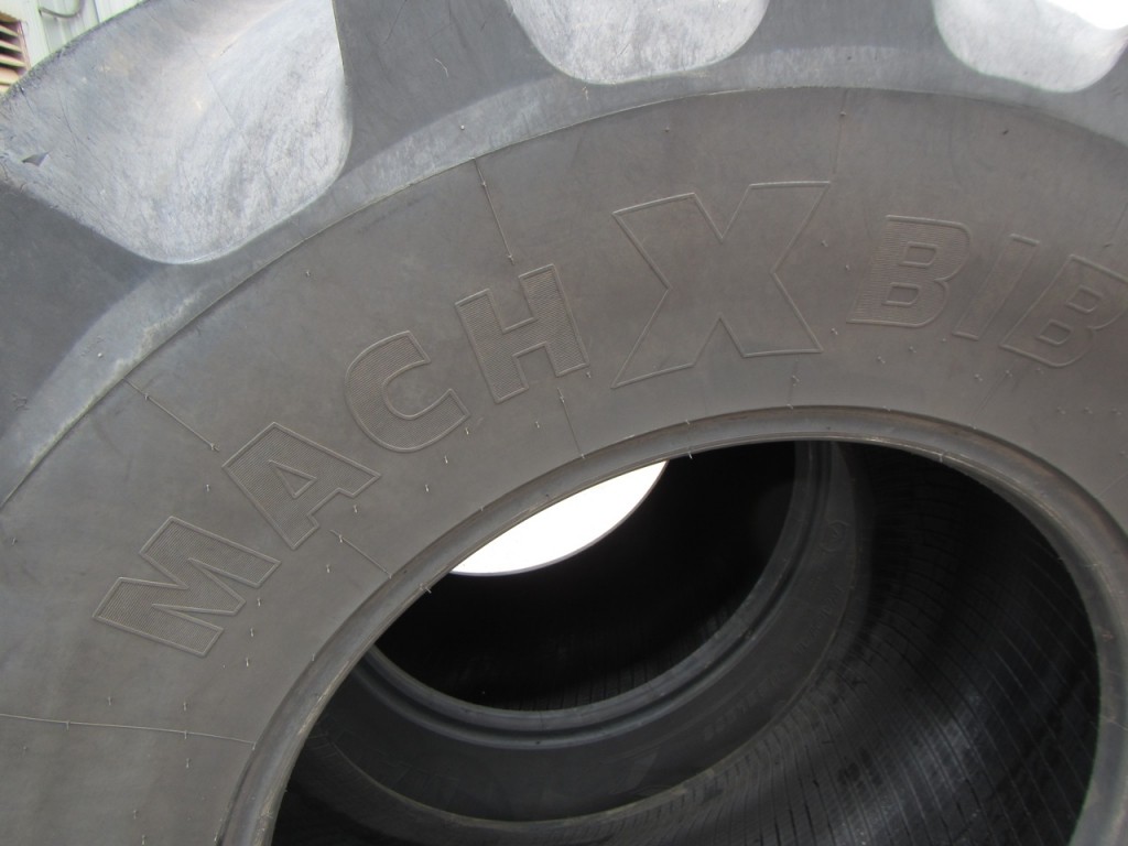2x Michelin 600/70/30 MACH X BIB 40% tyres