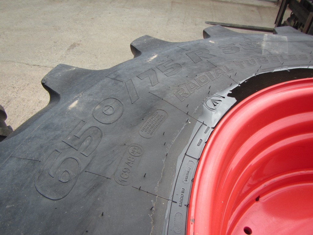 650/75/38 40% + 600/65/28 35% Michelin tyres, fitted to Fendt rims