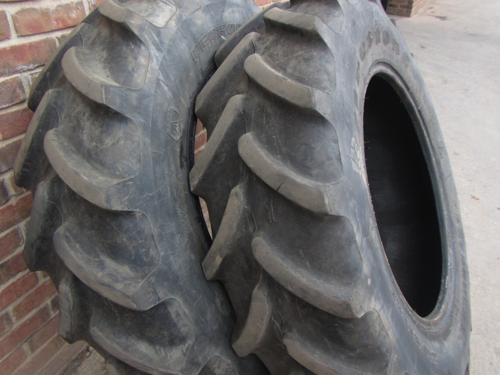 2x 13.6/28 Firestone tyres 70%
