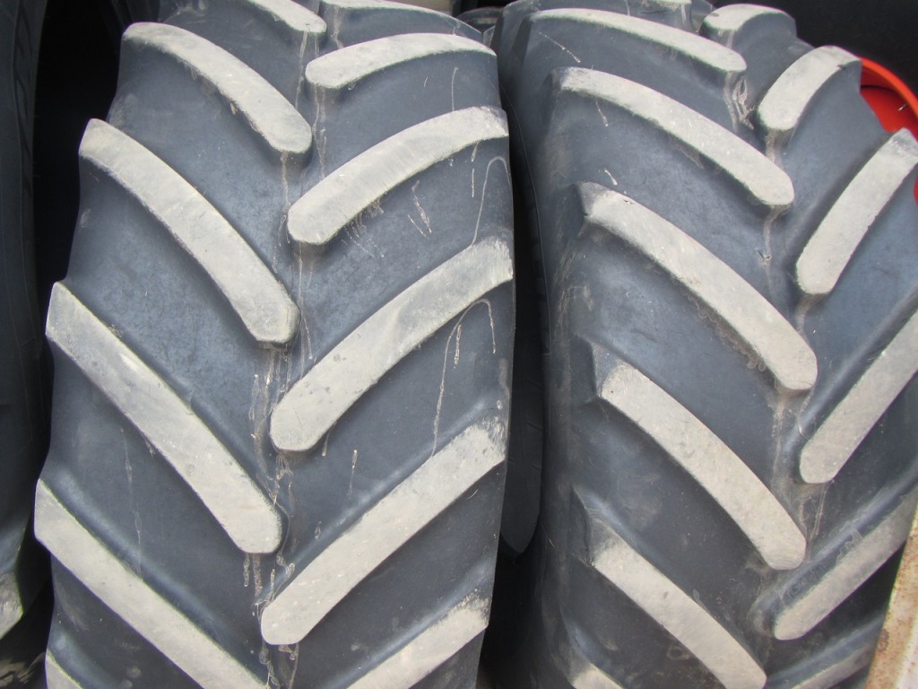 2x 650/65/42 + 2x 540/65/30 Michelin tyres 35-40%